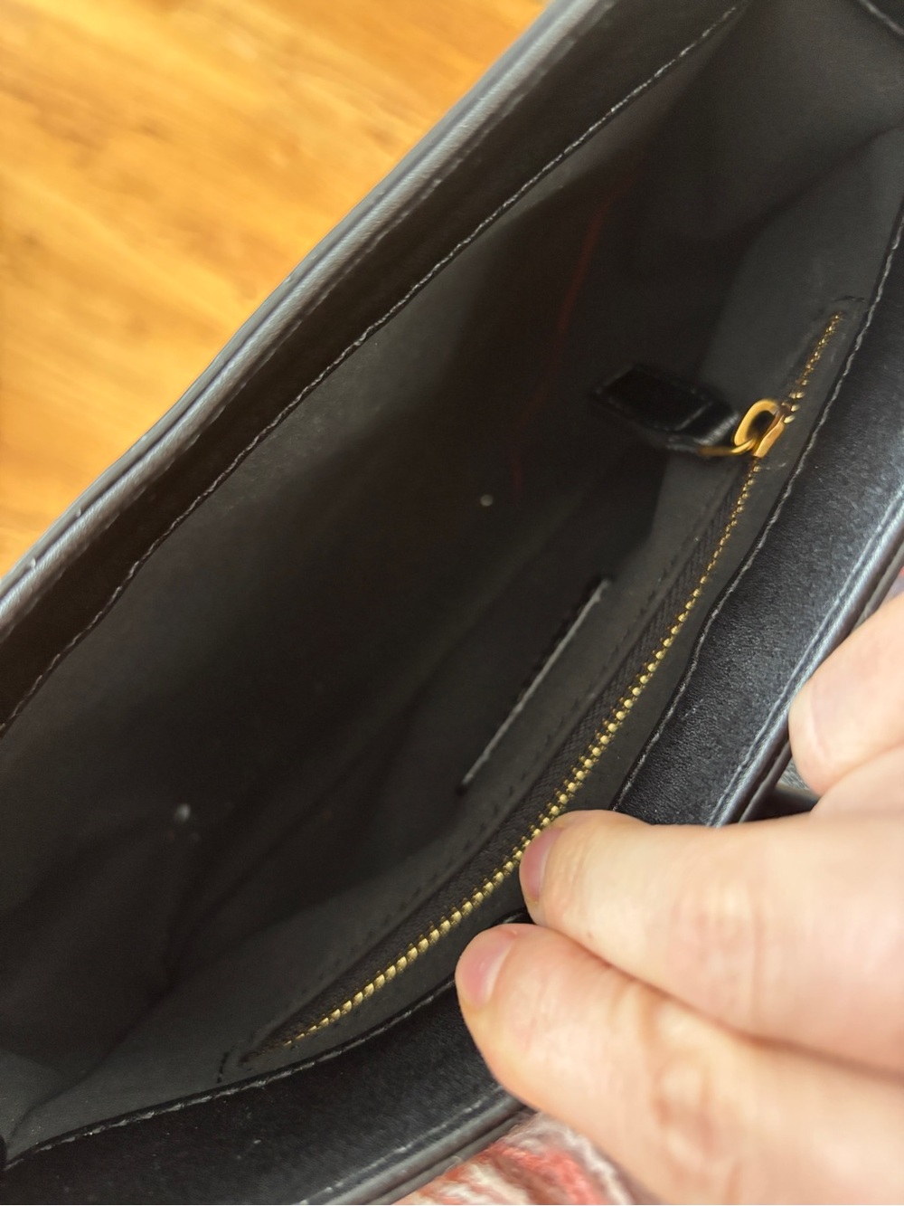 Classic Black Designer Shoulder Bag with Gold Accent - Picture 8 of 8